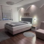 Apartment V 2 *